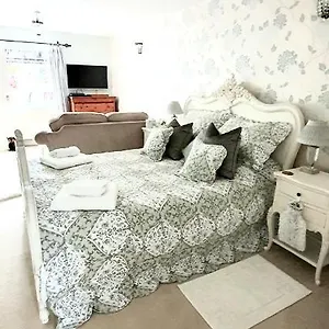 The Garden Private With Jacuzzi Keighley